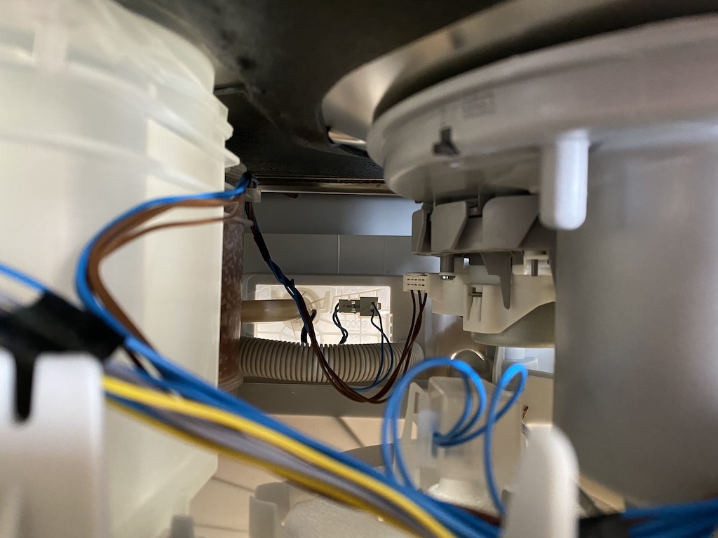 The aquastop from inside the bottom plate.